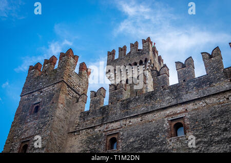 Rocca Scaligera vieux château de Sirmione ville près de Lac de Garde en Italie Banque D'Images