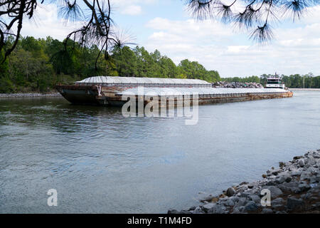 Remorqueur pousse une barge à l'ouest sur la voie navigable grâce à Orange Beach, Alabama. Banque D'Images