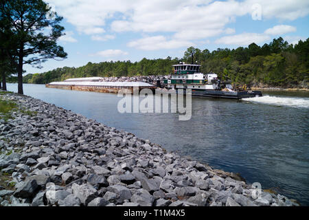 Remorqueur pousse une barge à l'ouest sur la voie navigable grâce à Orange Beach, Alabama. Banque D'Images