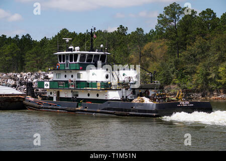 Remorqueur pousse une barge à l'ouest sur la voie navigable grâce à Orange Beach, Alabama. Banque D'Images