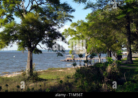 A Bayside Park à Fairhope, Alabama. Un quai public s'étend dans la baie de Mobile pour les pêcheurs et les ornithologues amateurs. Banque D'Images