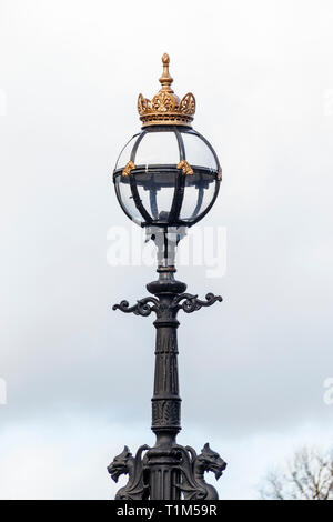 Détail de l'époque victorienne d'une ferronnerie décorative lampadaire Hornsey Road Bridge, connu comme "suicide", pont de l'A1 Archway Road à London, UK Banque D'Images