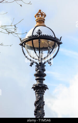 Détail de l'époque victorienne d'une ferronnerie décorative lampadaire Hornsey Road Bridge, connu comme "suicide", pont de l'A1 Archway Road à London, UK Banque D'Images