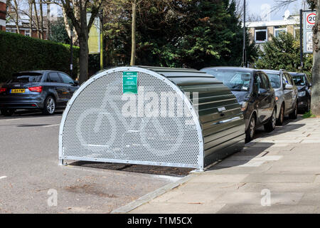 Cycle Cycle Hoop hangars de stockage, installée par le Conseil d'Islington en réponse aux demandes des résidents pour sécuriser le stationnement des vélos, London, UK Banque D'Images