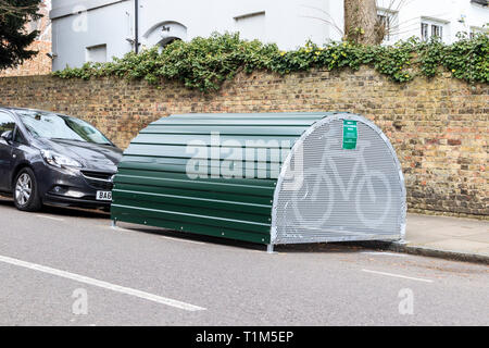 Cycle Cycle Hoop hangars de stockage, installée par le Conseil d'Islington en réponse aux demandes des résidents pour sécuriser le stationnement des vélos, London, UK Banque D'Images