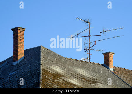 antennes de télévision uhf à bande étroite multiples sur le toit d'une maison en hongrie Banque D'Images