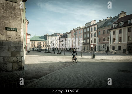 En vue de Rynek Maly Ulica Sienna tôt le matin avec le vélo par personne sur un vélo, Cracovie, Pologne. Banque D'Images