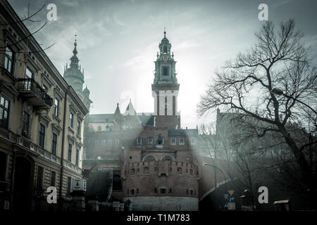 Incroyable du soleil et rayons de soleil à travers le clocher de la cathédrale du Wawel, Cracovie, Pologne Banque D'Images