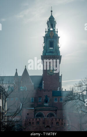 Incroyable du soleil et rayons de soleil à travers le clocher de la cathédrale du Wawel, Cracovie, Pologne Banque D'Images