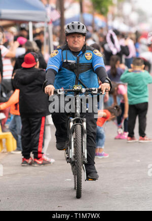 Agent de police sur un vélo lors de l'assemblée de la rue patrouilles Washington's Birthday celebration parade au centre-ville de Laredo, Texas, USA. Banque D'Images