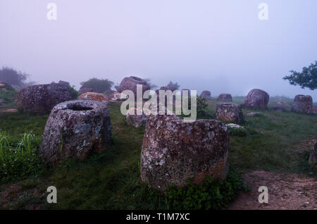 Entre un champ de mines terrestres et de bombes de la guerre du Vietnam, d'anciens pots sont les derniers témoins d'une civilisation laotienne perdue. La Plaine des Jarres, nw Banque D'Images