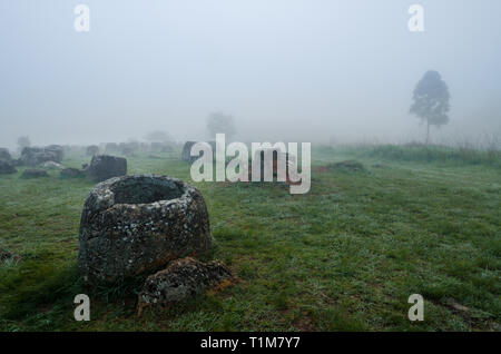 Entre un champ de mines terrestres et de bombes de la guerre du Vietnam, d'anciens pots sont les derniers témoins d'une civilisation laotienne perdue. La Plaine des Jarres, nw Banque D'Images