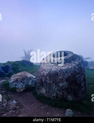 Entre un champ de mines terrestres et de bombes de la guerre du Vietnam, d'anciens pots sont les derniers témoins d'une civilisation laotienne perdue. La Plaine des Jarres, nw Banque D'Images