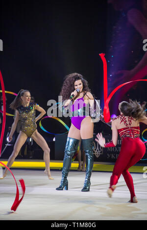 Kiev, UKRAINE - le 17 mars 2019 : NK (Nastya Kamenskykh) effectue avec les gymnastes au concert de gala du Grand Prix Coupe Deriugina (gymnastique rythmique) Banque D'Images