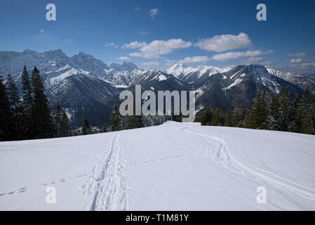 Les pistes de ski et de raquette en face d'une grande, le harfang Karwendel, Tyrol, Autriche Banque D'Images