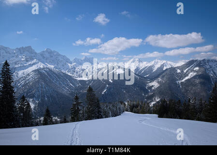 Les pistes de ski et de raquette de neige en face de Karwendel, Tyrol, Autriche Banque D'Images