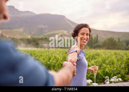 Couple heureux avec champagne on patio Banque D'Images