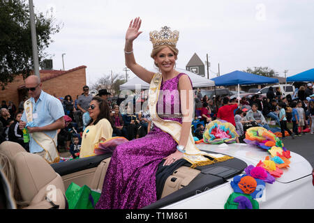 Young woman wearing crown se trouve à l'arrière de la voiture décapotable et les vagues de foule pendant l''année de l'Anniversaire de Washington parade en Laredo TX USA Banque D'Images