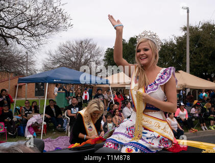 Young woman wearing crown se trouve à l'arrière de la voiture décapotable et les vagues de foule pendant l''année de l'Anniversaire de Washington parade en Laredo TX USA Banque D'Images