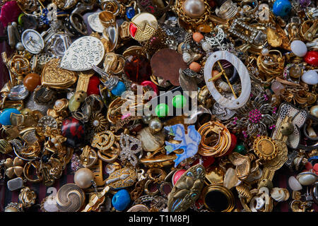 Collection de bijoux de mode avec différentes formes, couleurs et matériaux. Trouvé sur un marché aux puces. Banque D'Images