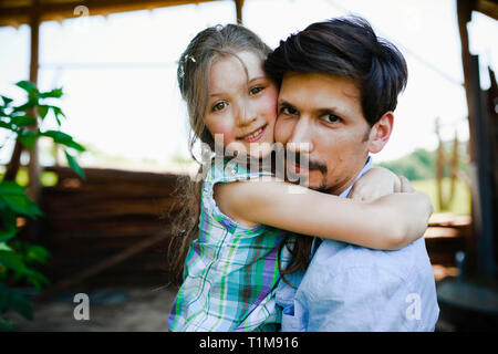 Portrait père affectueux et daughter hugging Banque D'Images