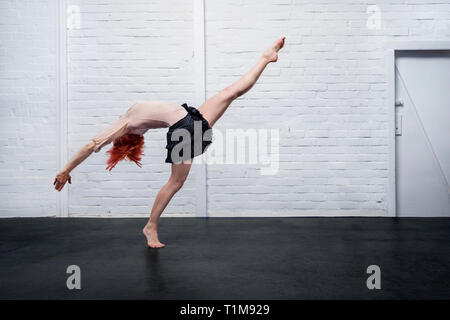 La scène gracieuse danseuse moderne Banque D'Images