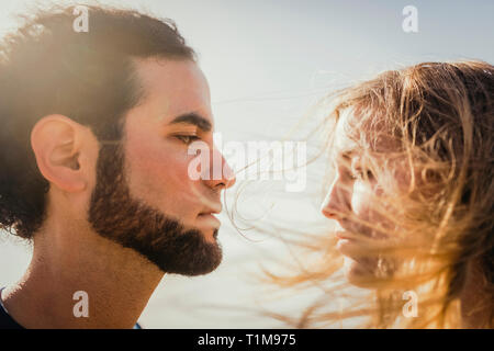 Profil couple face to face Banque D'Images