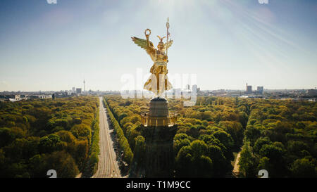 Point de vue de drone Colonne de la Victoire et ensoleillé du parc Tiergarten, Berlin, Allemagne Banque D'Images