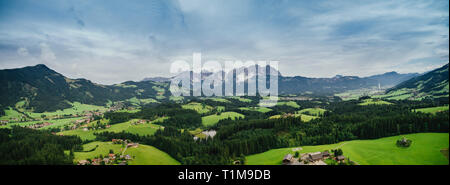 Point de vue de drones, pittoresque paysage idyllique rolling green, Kitzbühel, Tyrol, Autriche Banque D'Images