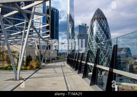 Vue de la ville de Londres du toit-jardin à 120 Fenchurch Street, London, UK Banque D'Images