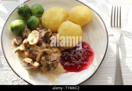 Une assiette avec des pommes de terre et le ragoût de renne Banque D'Images