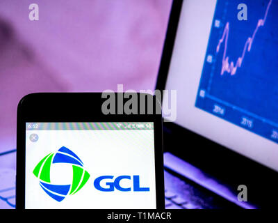 Sur cette photo, l'illustration a GCL-Poly Energy Holdings vu le logo affiché sur un téléphone intelligent. Banque D'Images