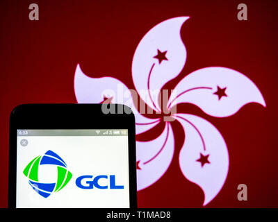 Sur cette photo, l'illustration a GCL-Poly Energy Holdings vu le logo affiché sur un téléphone intelligent. Banque D'Images