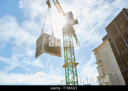 Les matériaux de construction de levage de grue à tour Banque D'Images