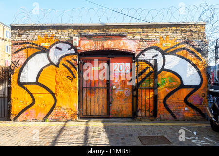 Street art à un bâtiment façade dans Shoreditch - East London, England Banque D'Images