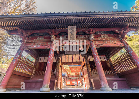 Fujiyoshida city, préfecture de Yamanashi, au Japon - Nobember 19, 2017 : porte principale de Kitaguchi Hongu Sengen Jinja shrine shinto Fuji. Mont Fuji, Norther Banque D'Images