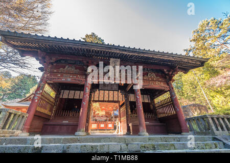 Fujiyoshida city, préfecture de Yamanashi, au Japon - Nobember 19, 2017 : porte principale de Kitaguchi Hongu Sengen Jinja shrine shinto Fuji. Mont Fuji, Norther Banque D'Images