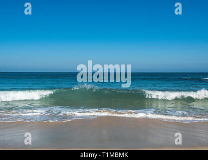 Vague sur la plage de Porthmeor dans la destination touristique populaire de St Ives Cornwall UK Europe Banque D'Images