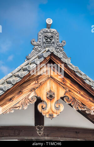 Onigawara (Ogre gobelin-face tile) et Gegyo (pendentif) à Gable Honden (Hall principal) de Kogen-ji temple de sous-Tenryu-ji. Construit au xviie siècle dans Banque D'Images