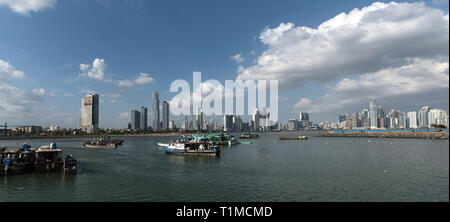 Vieux bateaux de pêche près de marché au poisson de la ville de Panama avec arrière-plan Skyline Banque D'Images