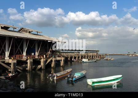 Vieux bateaux de pêche près de marché au poisson de la ville de Panama Banque D'Images