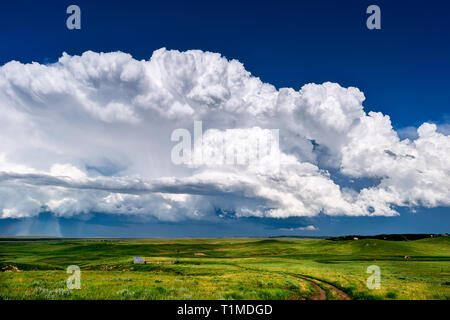 Paysage pittoresque avec des nuages spectaculaires de cumulonimbus dans le ciel pendant un orage d'été se développe près de Lusk, Wyoming Banque D'Images