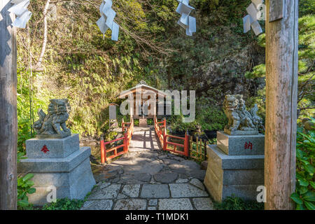 Shimono Jinja, sui petit sanctuaire shinto situé à côté de Bosatsu Zeniarai Ugafuku Jinja à Kamakura. Ugafukujin consacre, ou déesse Bosatsu (Saras Banque D'Images