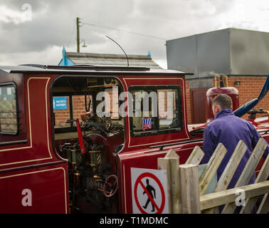 Former et ingénieur ferroviaire travaillant sur un train à vapeur sur la bure Valley Railway à Wroxham et Hoveton gare Banque D'Images