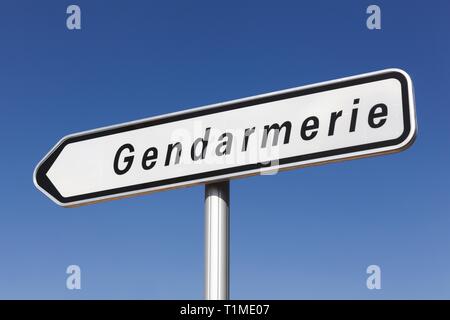 Roadsign de la gendarmerie française sur un poteau Banque D'Images