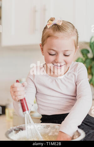 Girl baking in kitchen Banque D'Images