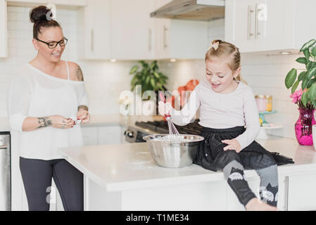 Mère et fille baking in kitchen Banque D'Images