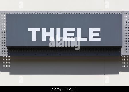 Randers, Danemark - 5 mai 2018 : Thiele logo sur un mur. Thiele est une chaîne d'opticiens au détail ayant son siège social à Copenhague, Danemark Banque D'Images