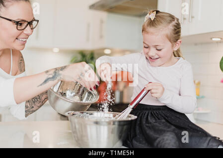 Mère et fille baking in kitchen Banque D'Images