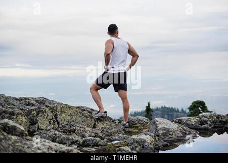 Male hiker resting on mountain, Montagne Chien, BC, Canada Banque D'Images